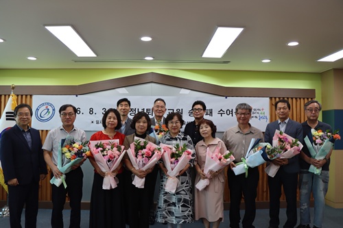 홍성교육지원청, 8. 31.자 정년퇴직 교원 송공패 수여식 개최 기사 이미지