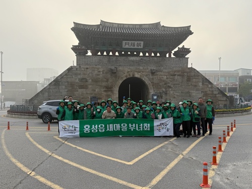 홍성읍 새마을부녀회, 글로벌 바비큐 페스티벌 성공 개최 위한 제초 작업 실시